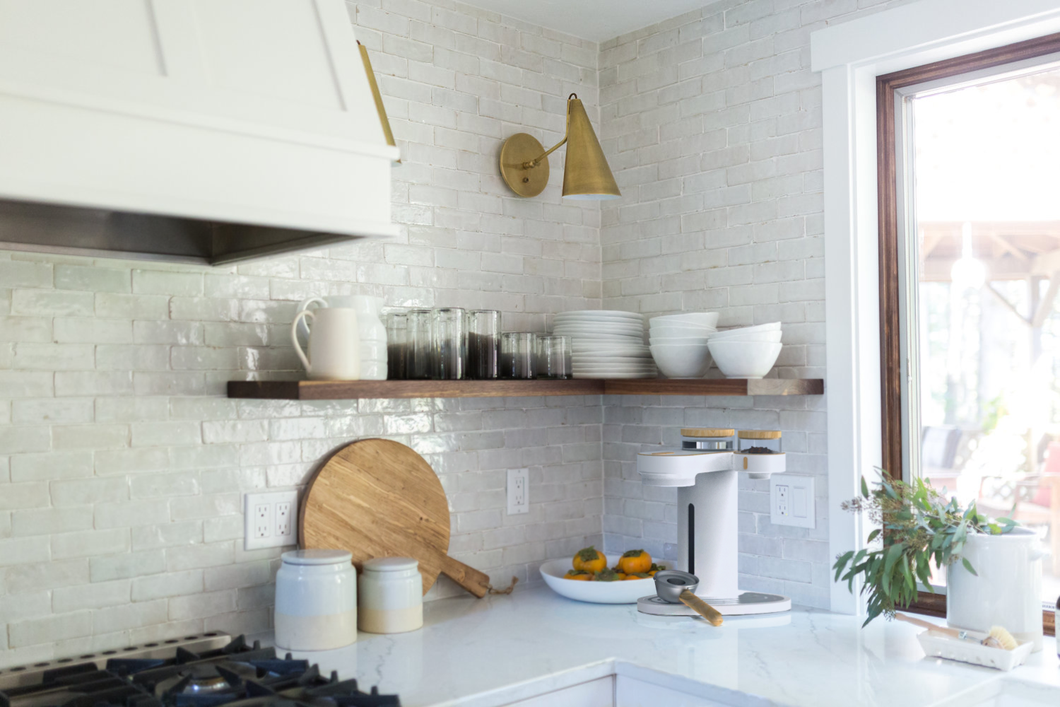 Vélspresso on a bright kitchen counter under open shelves